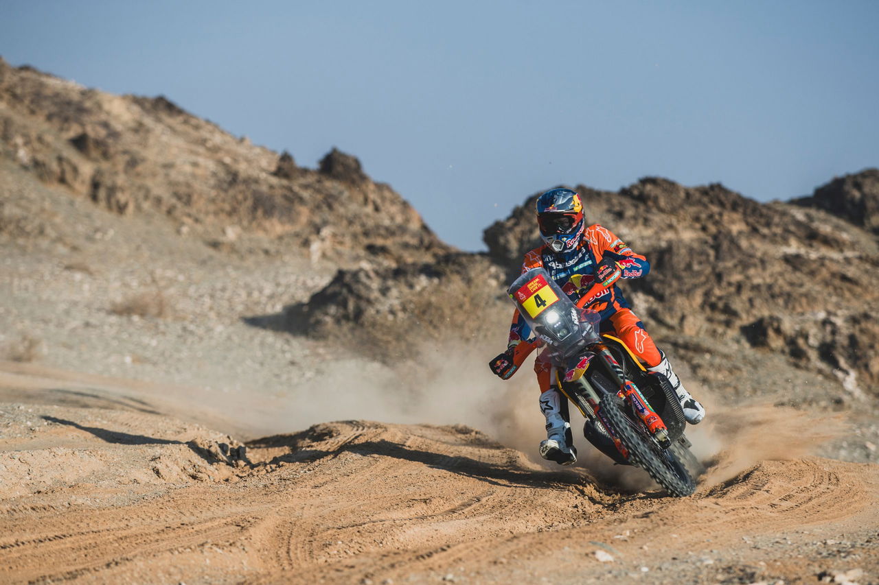 Tosha Schareina, en plena acción durante el Dakar 2025, muestra su destreza en el terreno.