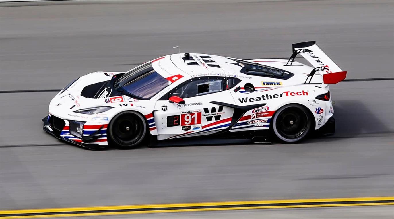 El Corvette Z06 GT3.R muestra su agresivo diseño y aerodinámica de competición.