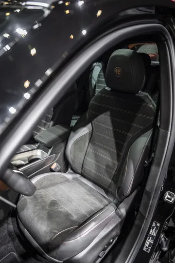 Asiento del Alfa Romeo Tonale, con un diseño ergonómico y acabados de lujo.