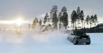 El todoterreno navega por la nieve, mostrando su agilidad y fuerza.