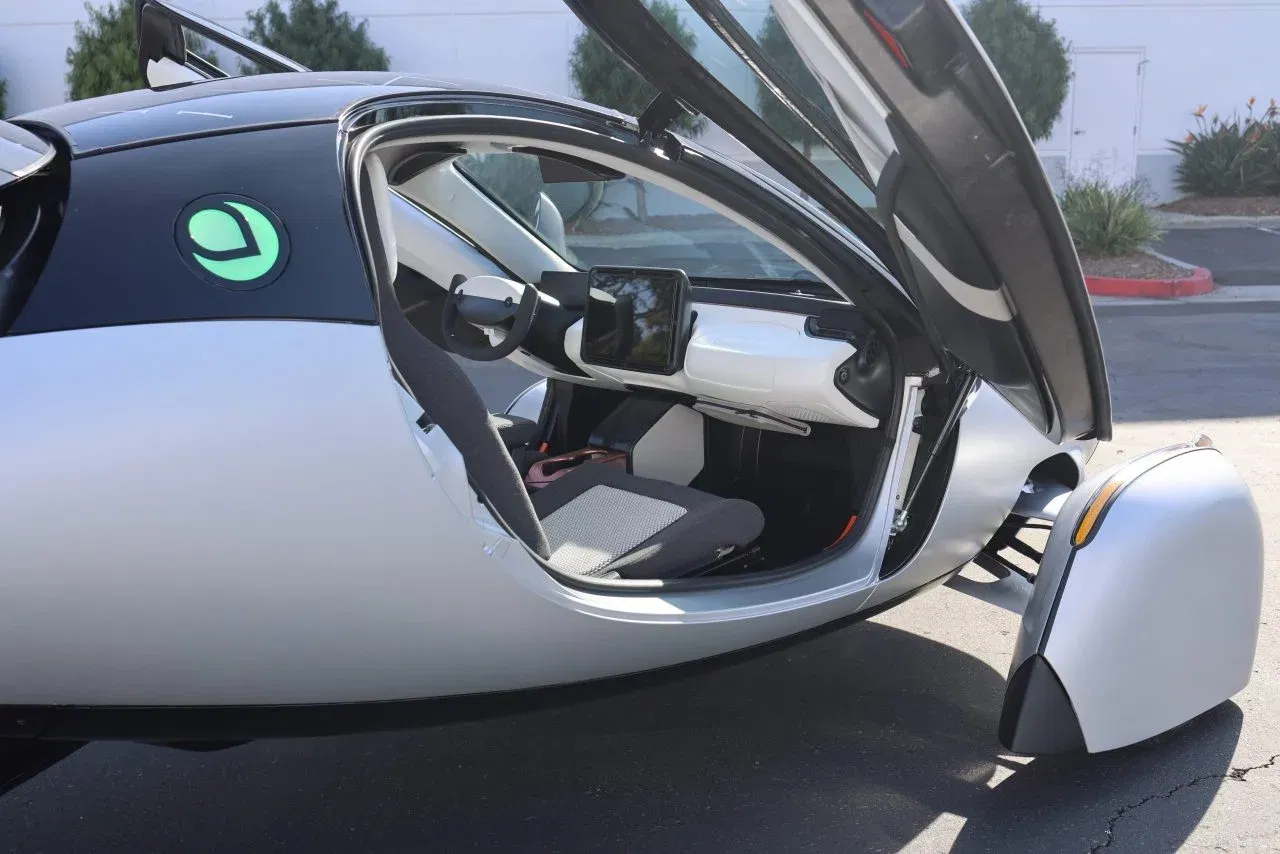Vista del interior del Aptera, diseño minimalista y futurista. Vista del interior del Aptera, diseño minimalista y futurista.