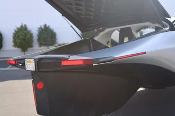 Vista trasera del Aptera, un coche solar innovador y sin enchufes.