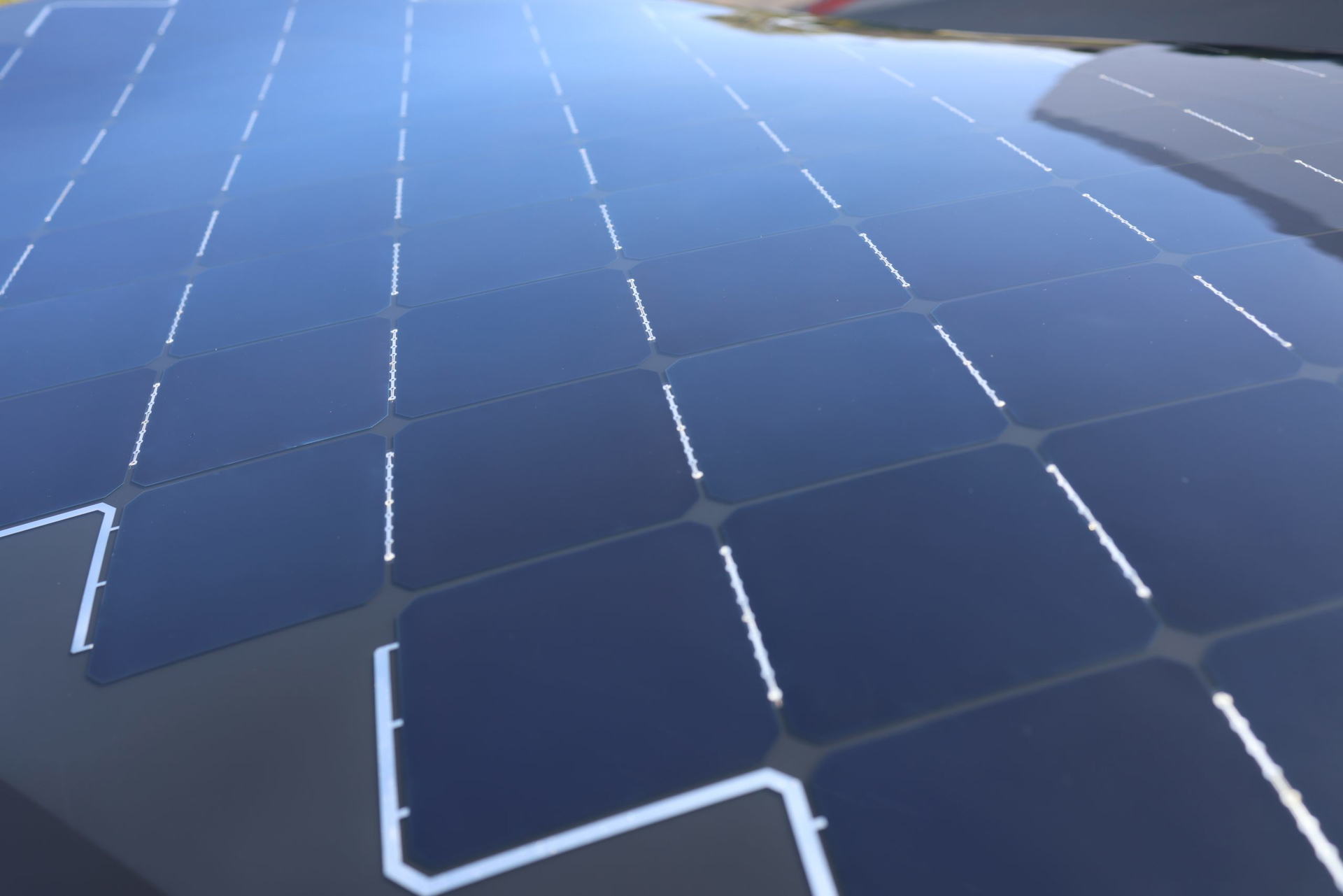 Vista del panel solar del Aptera, diseñado para cargar sin necesidad de enchufes.