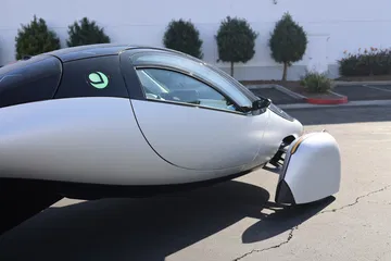 Soñaron con un coche que no necesitase enchufarse, ni combustible, y se cargase con el sol.