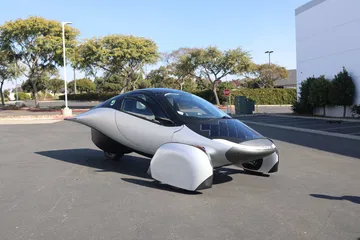 El Aptera, un coche que se carga con energía solar, promete revolucionar la movilidad.