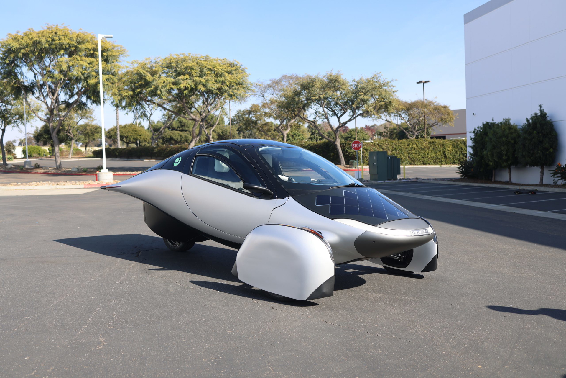 El Aptera, un coche que se carga con energía solar, promete revolucionar la movilidad.
