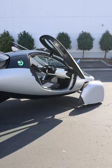 Detalle de un innovador coche solar cuya puertas se abren de forma única.