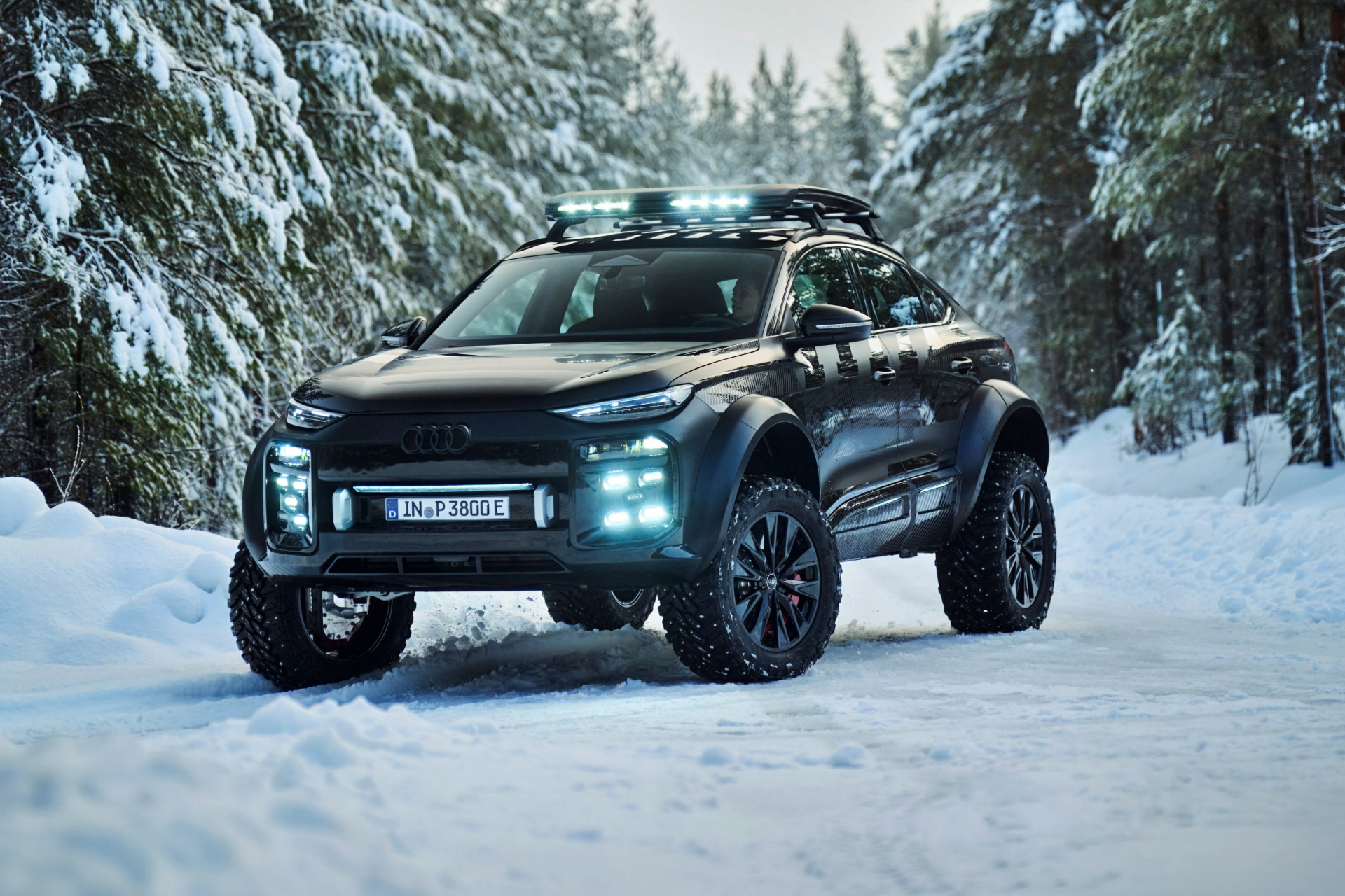 Audi Q6 off-road con un diseño robusto, ideal para cualquier terreno.