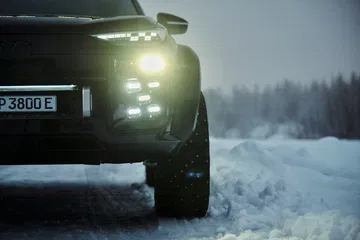 Audi Q6 off-road con diseño robusto y tecnología avanzada para cualquier terreno.