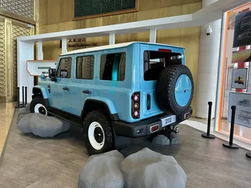 Parece un Toyota Land Cruiser clásico, pero es un 4x4 compacto accesible.
