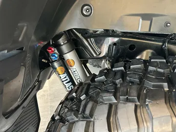 Imagen de componentes del sistema de suspensión de un todoterreno. Detalle que muestra la calidad de materiales.