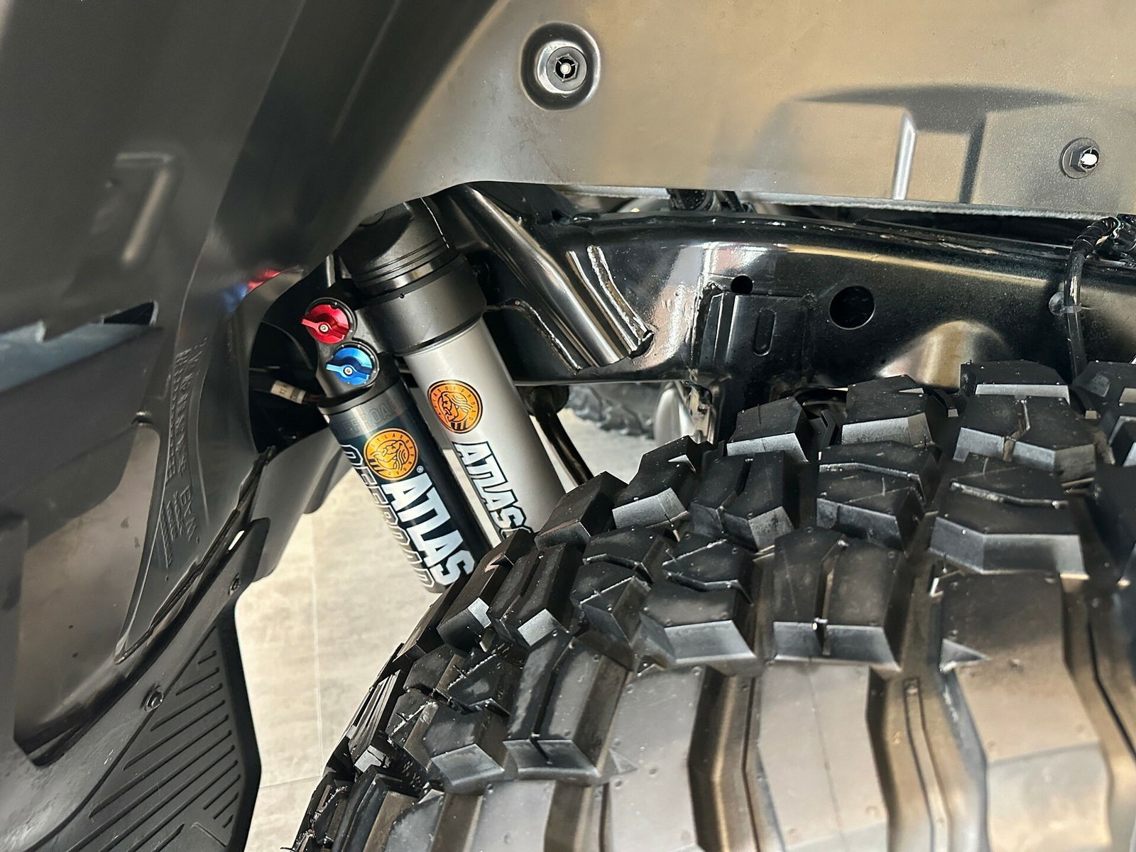 Imagen de componentes del sistema de suspensión de un todoterreno. Detalle que muestra la calidad de materiales. Imagen de componentes del sistema de suspensión de un todoterreno. Detalle que muestra la calidad de materiales.