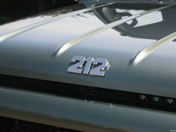 Detalle del emblema 212, que destaca la esencia del vehículo. 