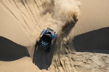 Carlos Sainz y Lucas Cruz sufren un abandono en Dakar 2025 tras un accidente.