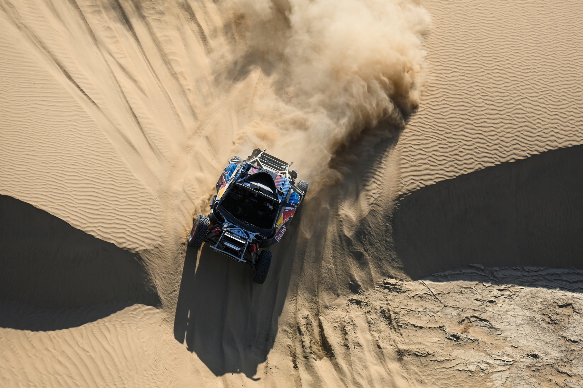 Carlos Sainz y Lucas Cruz sufren un abandono en Dakar 2025 tras un accidente.