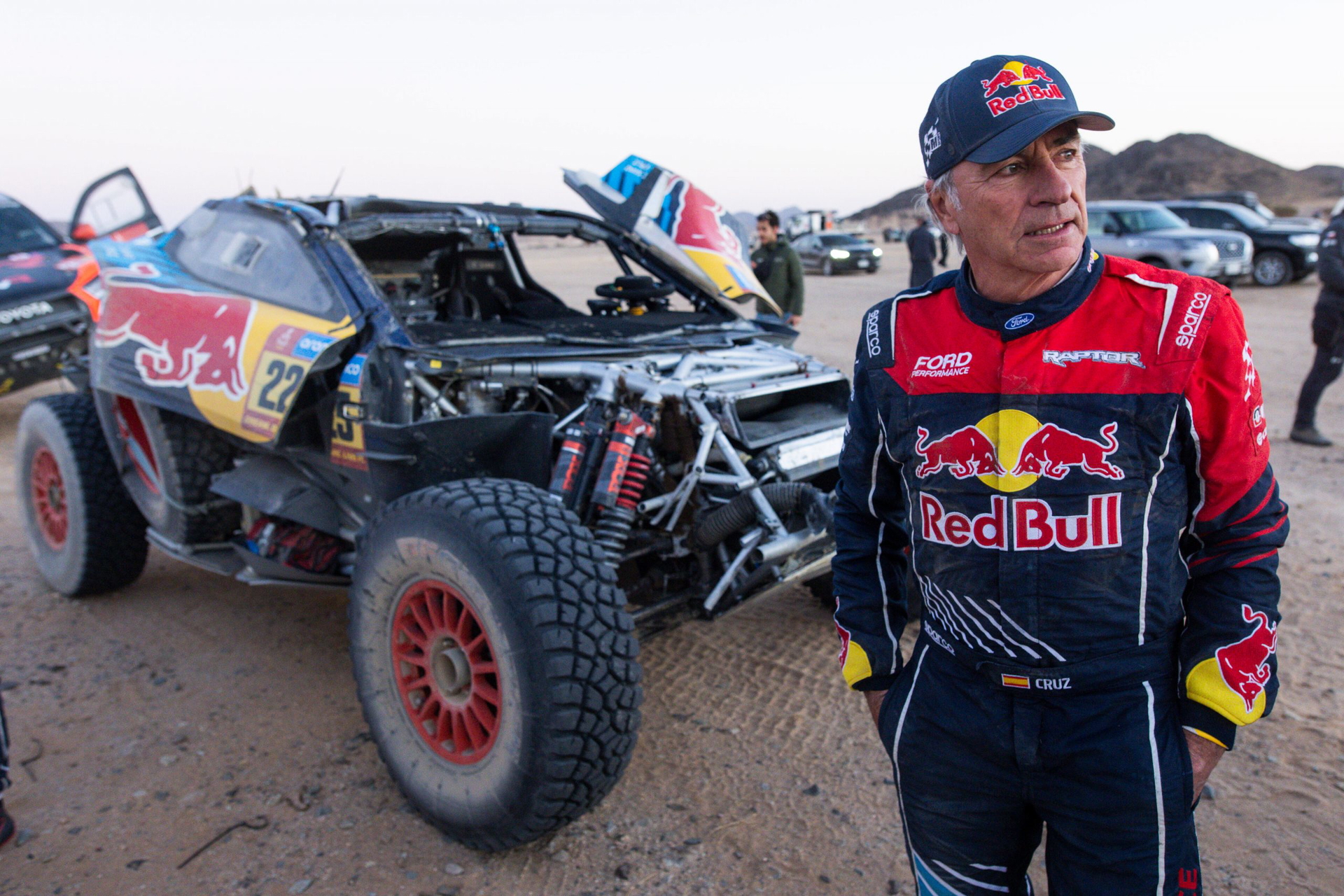 Carlos Sainz junto a su Ford Rally tras el abandono en Dakar 2025.
