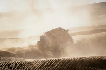 Carlos Sainz y Lucas Cruz enfrentan dificultades en el Dakar 2025 debido a un accidente.