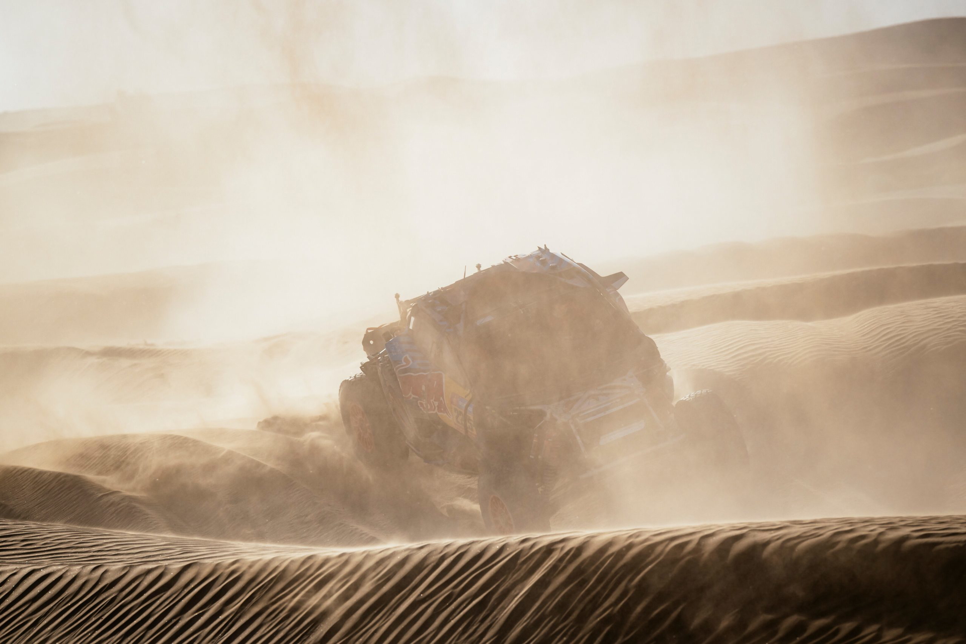 Carlos Sainz y Lucas Cruz enfrentan dificultades en el Dakar 2025 debido a un accidente.
