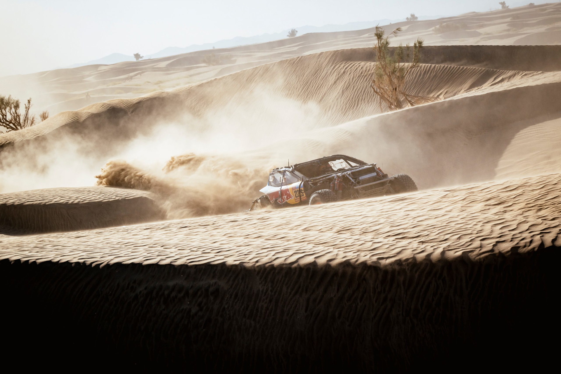 Carlos Sainz y Lucas Cruz abandonan por accidente en el Dakar 2025.