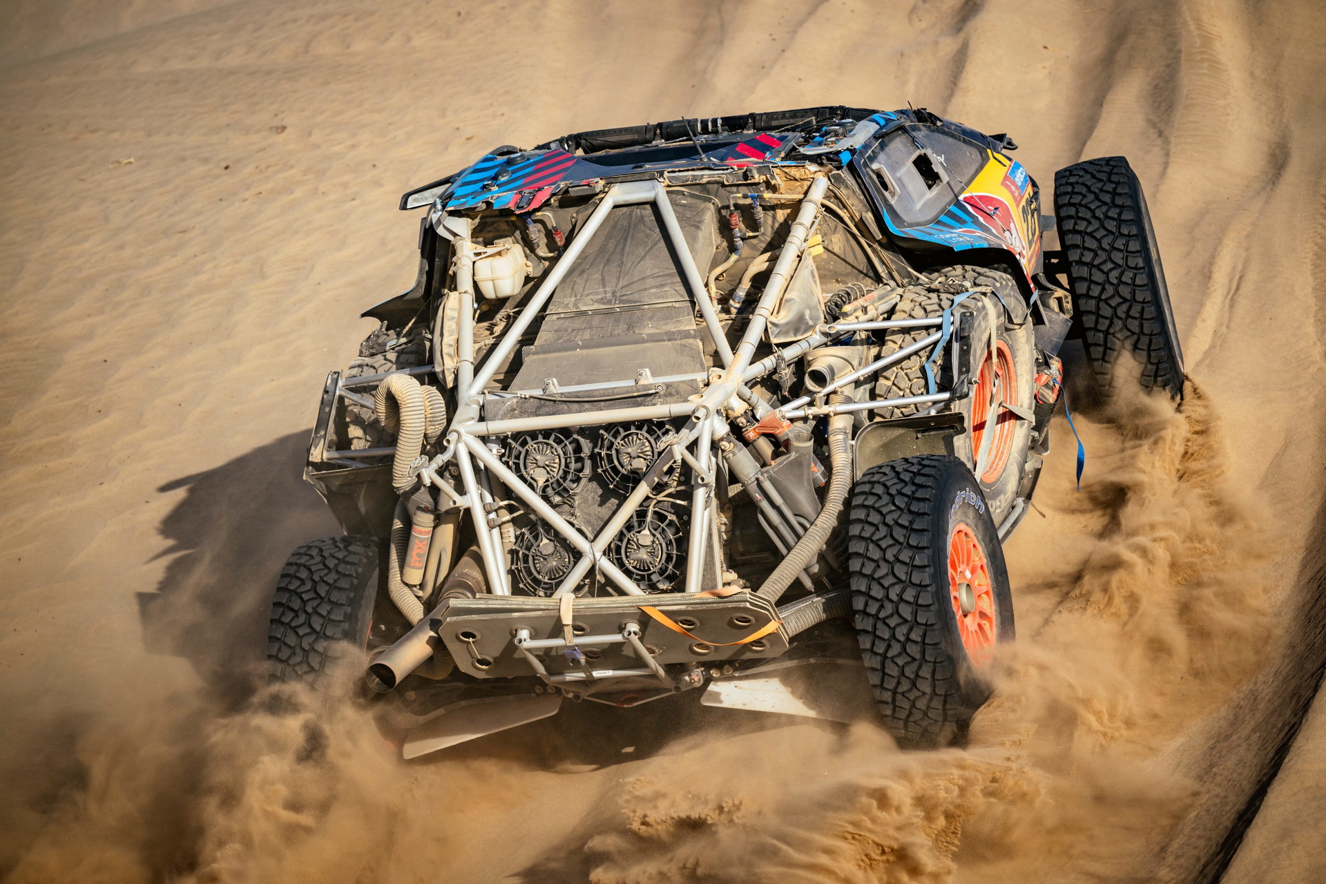 Carlos Sainz en su vehículo de competición durante el Rally Dakar 2025.