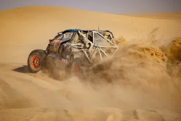 Carlos Sainz y Lucas Cruz abandonan el Dakar 2025 tras un accidente.