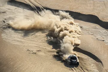 Carlos Sainz y Lucas Cruz afrontan el desierto en su intento por el Dakar 2025.
