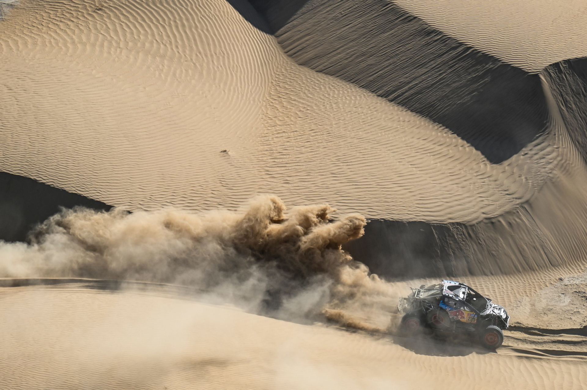 Carlos Sainz y Lucas Cruz enfrentan un difícil momento tras su abandono en el Dakar 2025.