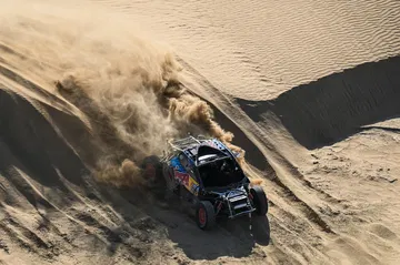 Carlos Sainz y Lucas Cruz sufren un accidente en el Dakar 2025.