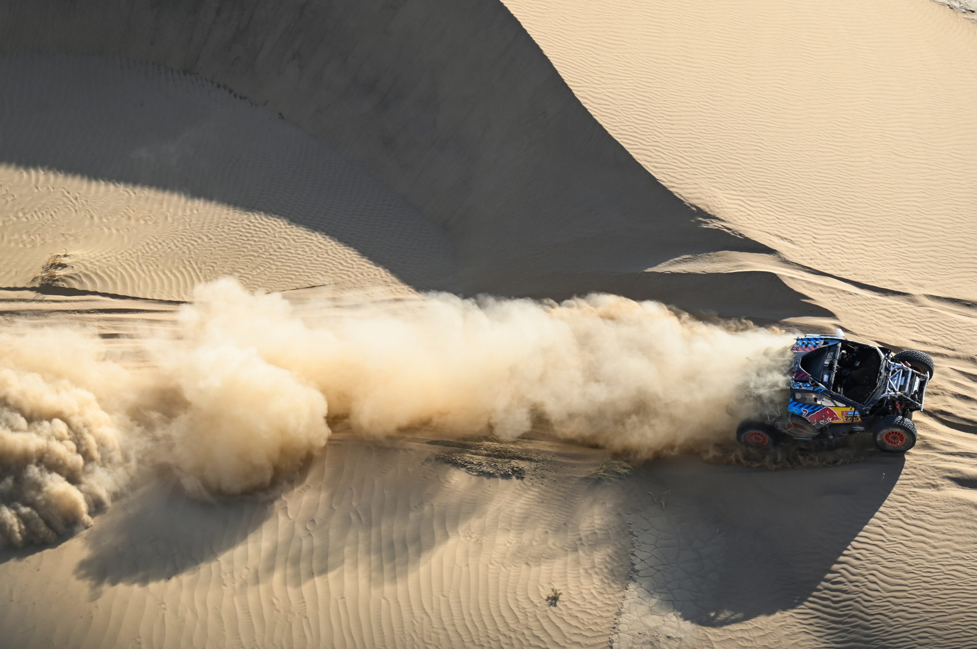 Carlos Sainz y Lucas Cruz enfrentan el abandono en Dakar 2025 por un accidente.