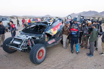 Carlos Sainz y Lucas Cruz tras el abandono en el Dakar 2025 por un accidente.