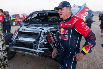 Carlos Sainz reflexiona tras el abandono en Dakar 2025 debido a un accidente.