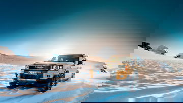 SUV en un entorno nevado, mostrando su robustez y diseño