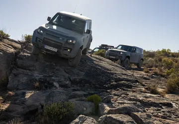 Defender Octa conquista terrenos extremos con su motor BMW de 635 CV.