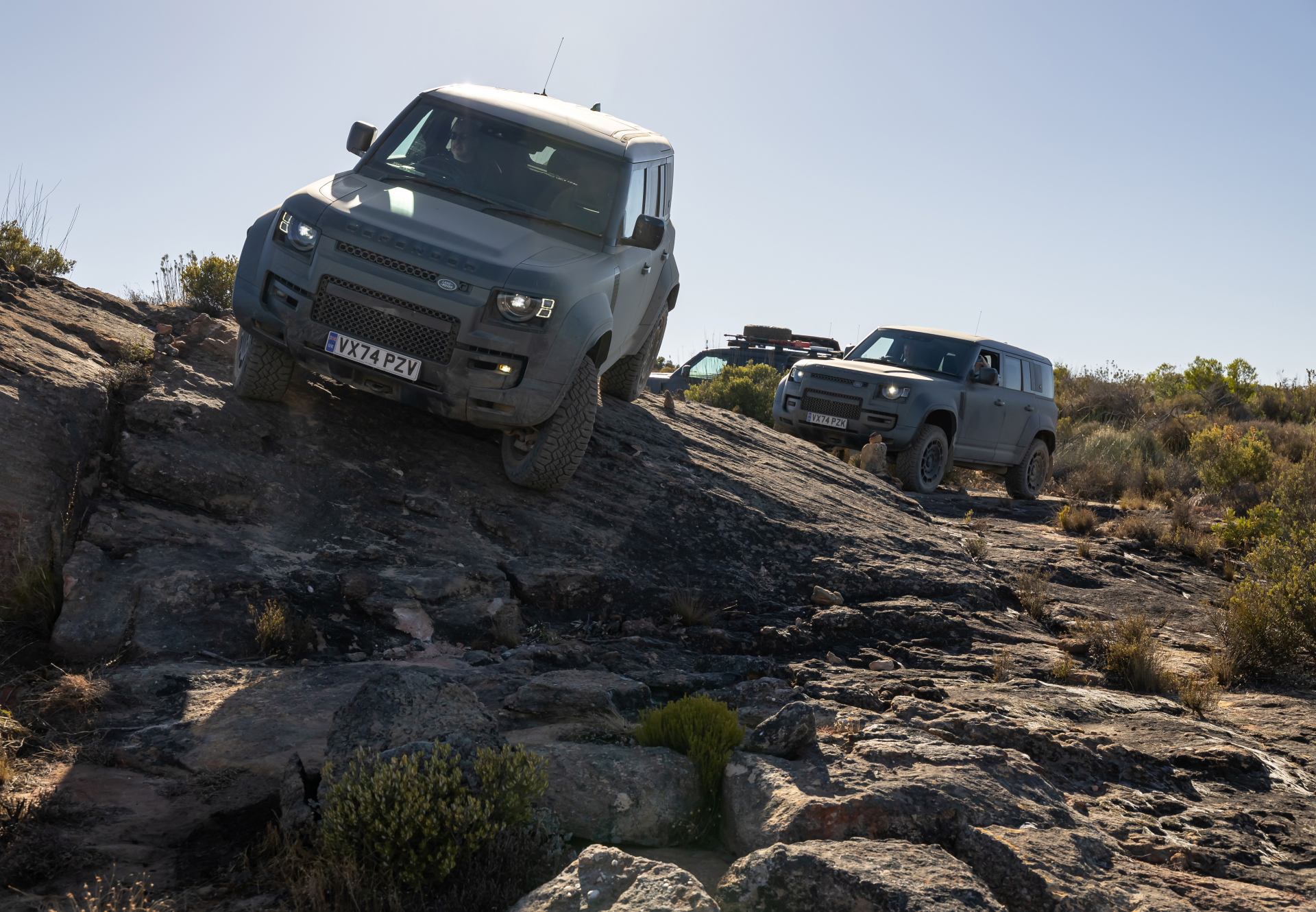 Defender Octa conquista terrenos extremos con su motor BMW de 635 CV.