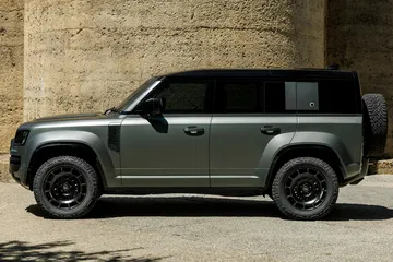 Defender Octa combina diseño robusto y motor potente para aventuras extremas.