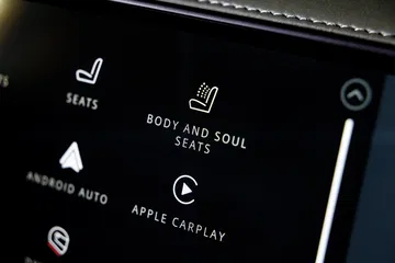 Pantalla de control del Defender Octa, mostrando opciones de conectividad y personalización.