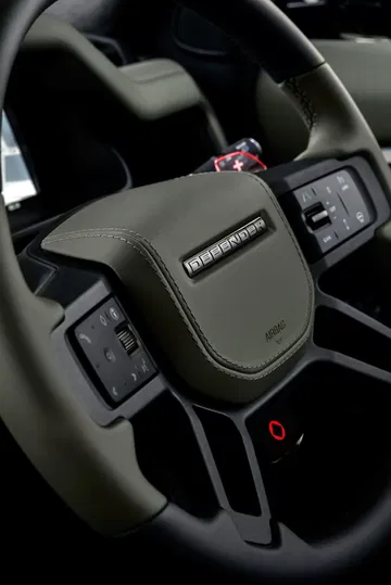 Volante del Defender Octa con diseño moderno y acabados de alta calidad.