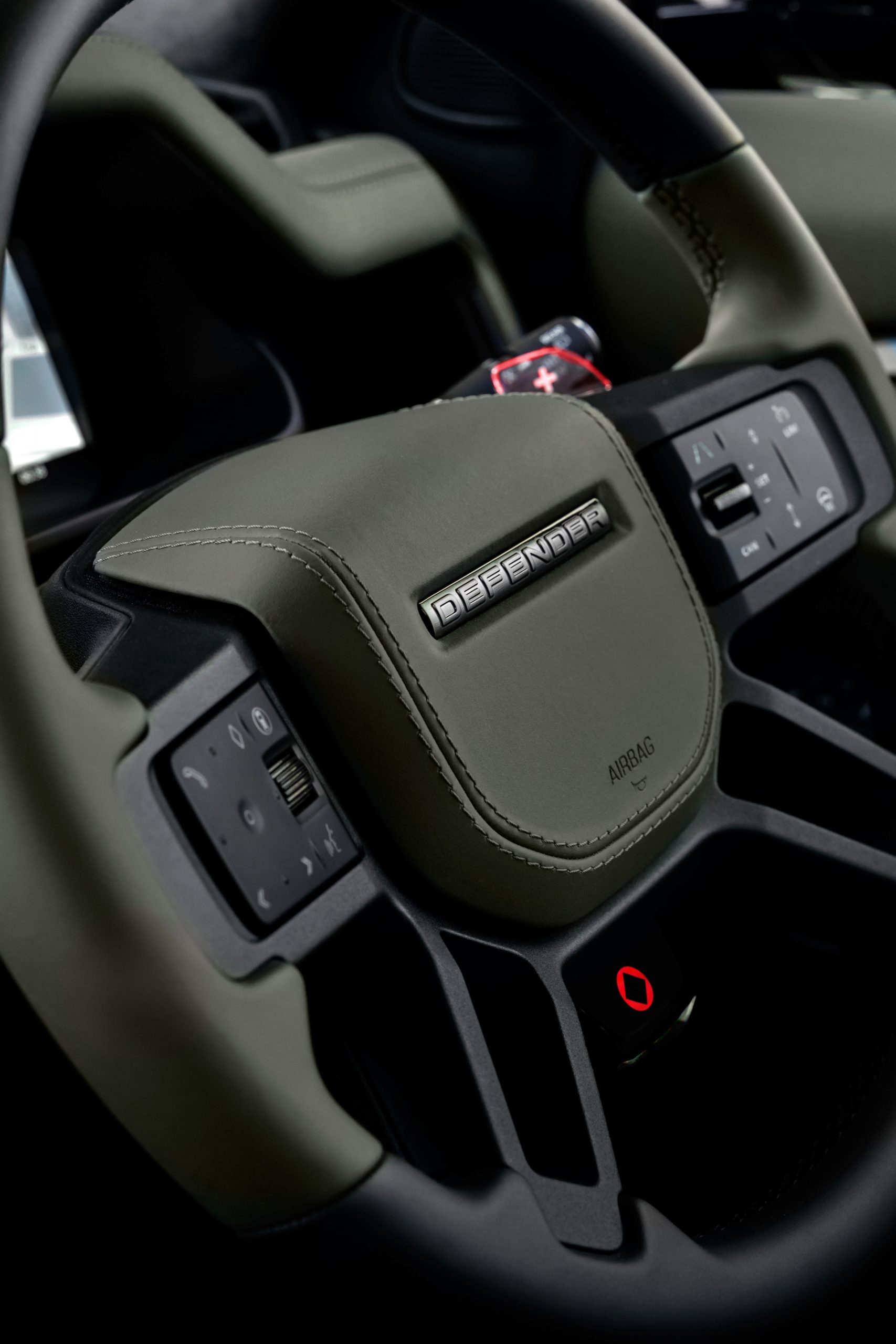 Volante del Defender Octa con diseño moderno y acabados de alta calidad.