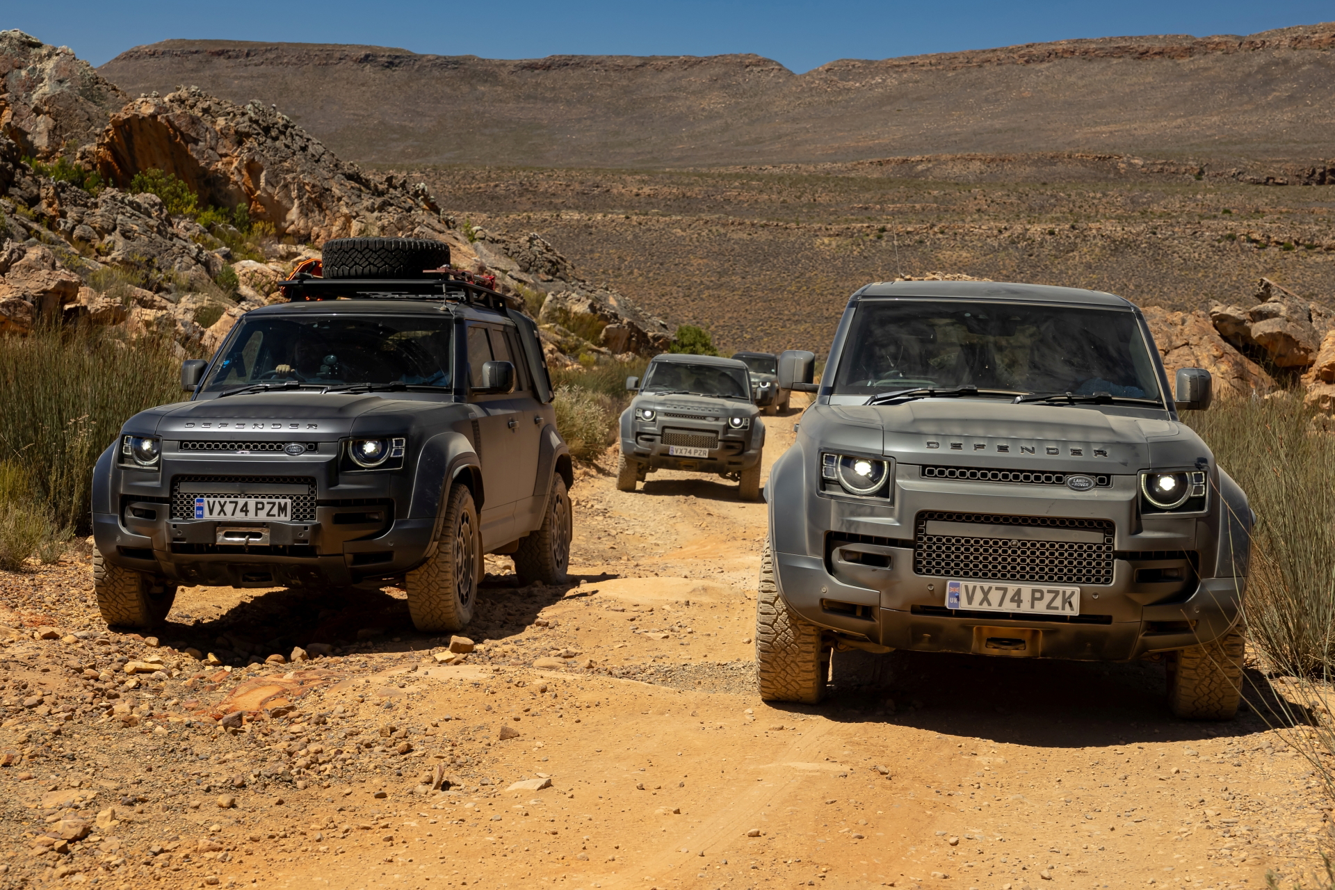 El Defender Octa es el rey del off-road, mostrando su potencia en cualquier terreno.