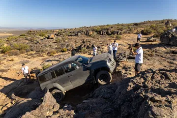 El Defender Octa supera obstáculos con potencia y agilidad, ideal para el verdadero 4x4 extremo.