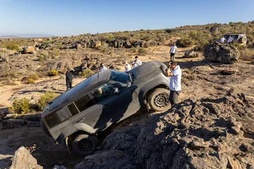 El Defender Octa navegando por un terreno rocóso con total confianza.