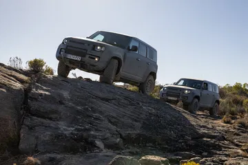 Defender Octa, con motor BMW de 635 CV, desafía cualquier terreno con su imponente presencia.
