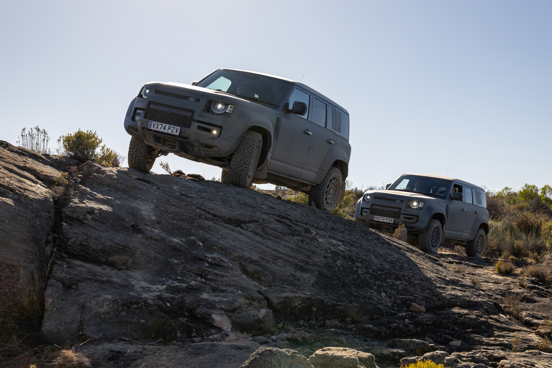 Defender Octa, con motor BMW de 635 CV, desafía cualquier terreno con su imponente presencia.