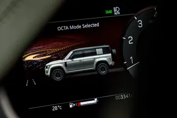 Pantalla del panel de instrumentos mostrando el Defender Octa en acción todoterreno.