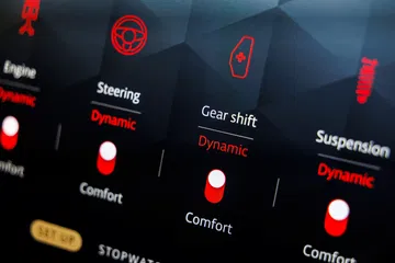 Pantalla de control que muestra configuraciones de suspensión y dirección del Defender Octa.