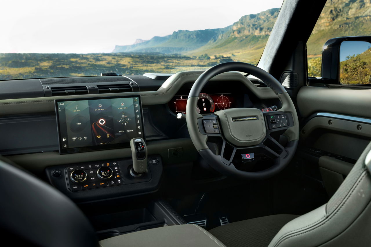 Vista del interior del Defender Octa, con tecnológico panel y volante. Ideal para aventura.