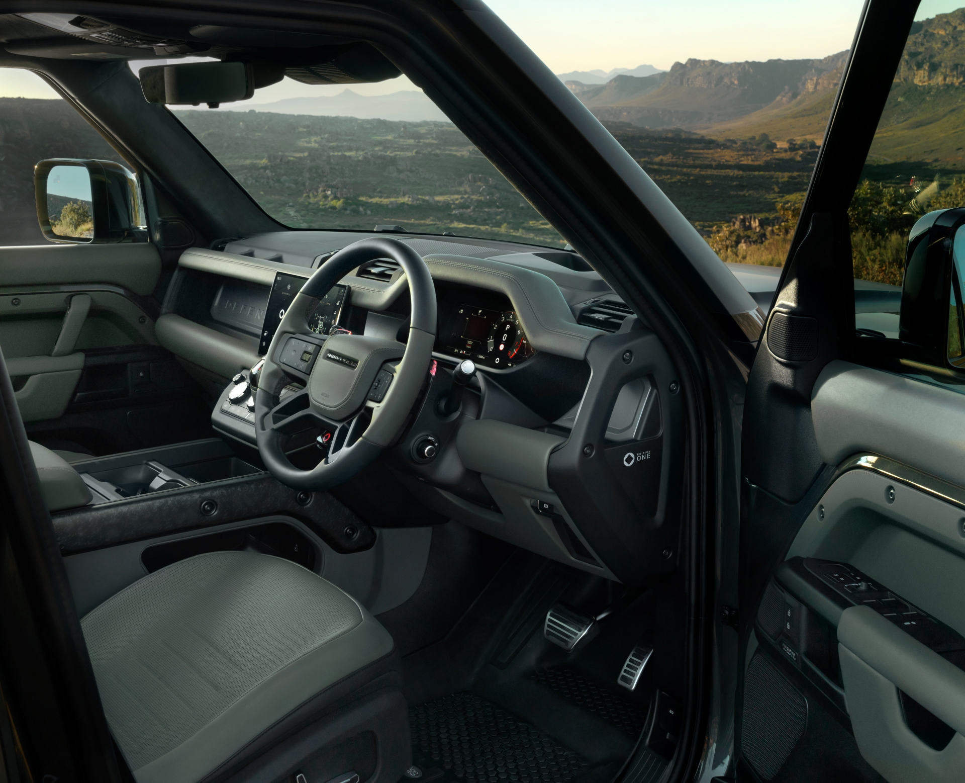 El interior del Defender Octa destaca por su diseño robusto y funcional. Cada detalle está pensado para la aventura.