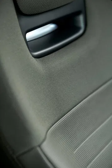 Detalle del acabado interior, con materiales de alta calidad y diseño ergonómico.