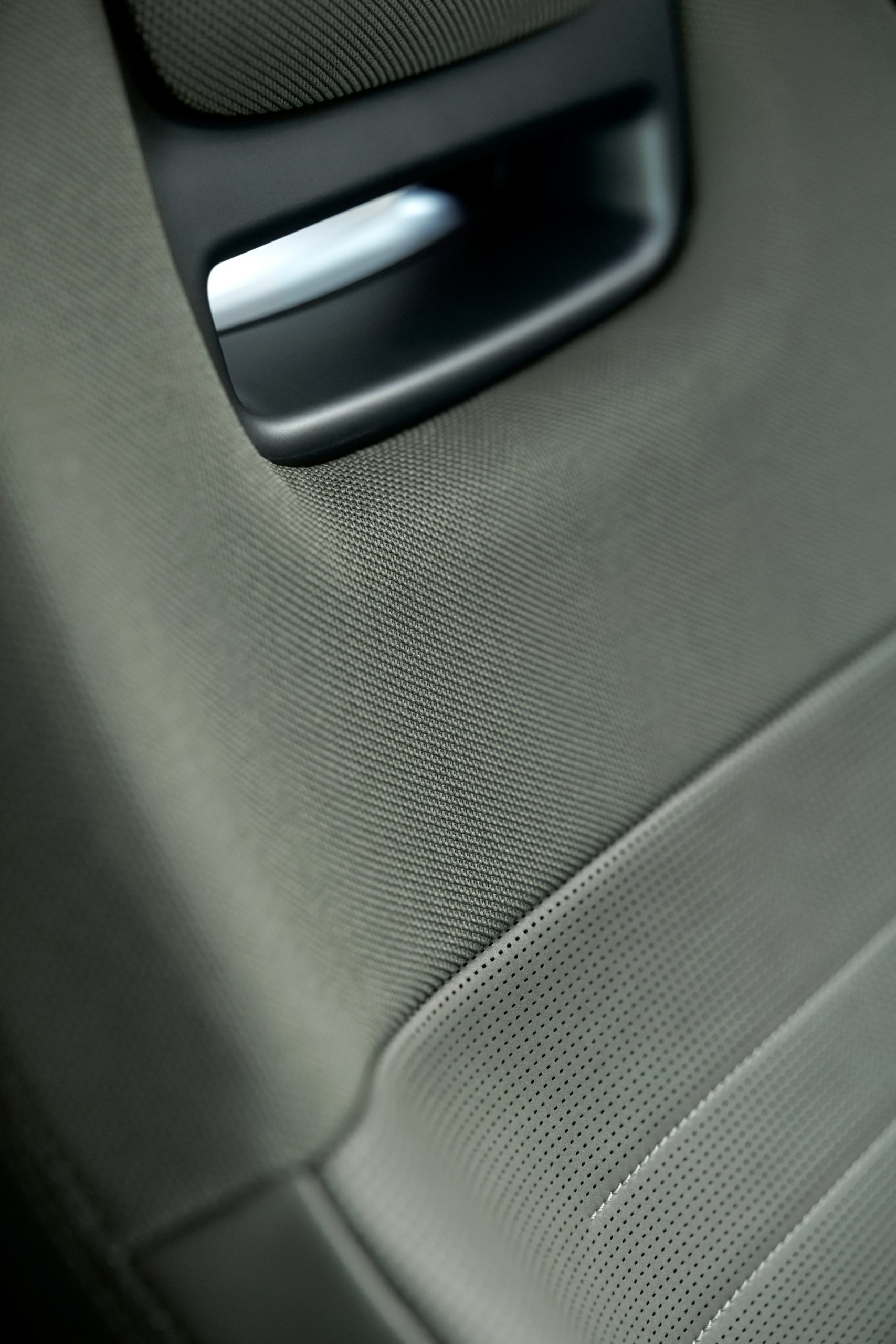 Detalle del acabado interior, con materiales de alta calidad y diseño ergonómico.