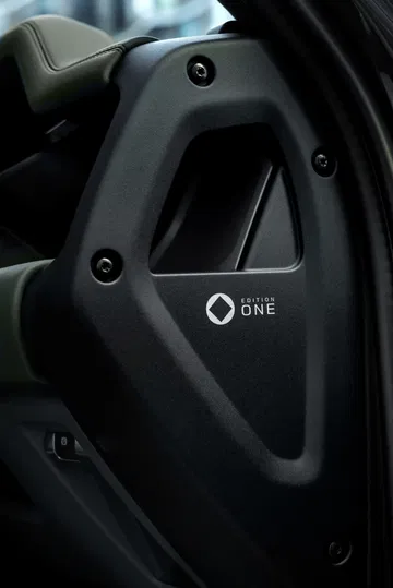 Detalle del interior que muestra el diseño robusto y distintivo del Defender Octa.